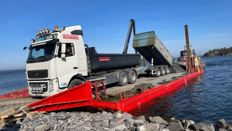 Lastbil som transporterar grus - Karstorp Entreprenad AB i Kalmar