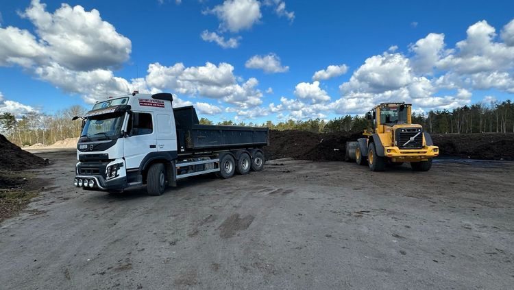 Lastbil som transporterar jord - Karstorp Entreprenad AB i Kalmar