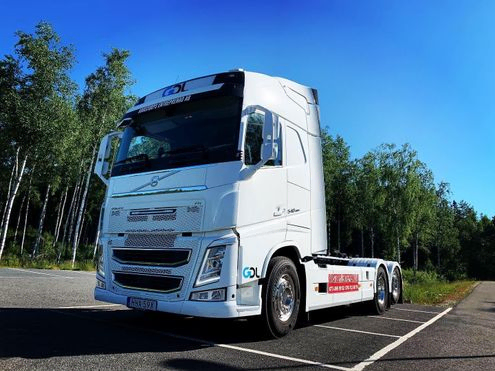 Vit Volvo lastbil - Karstorps Entreprenad AB